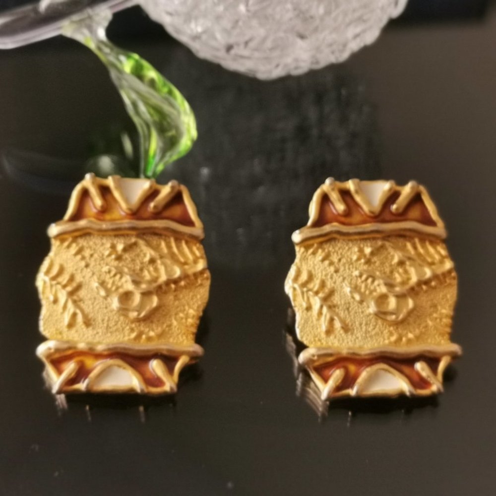 Vintage gold tone with enamel clip on earring